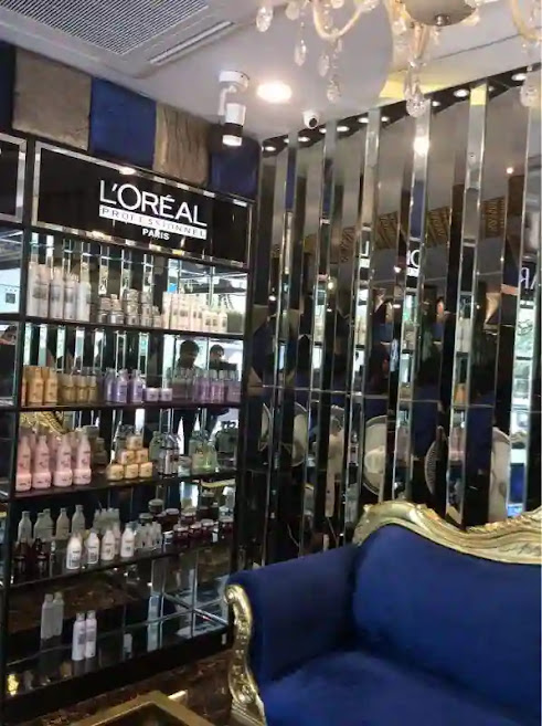 Hair Palace — mirrored station detail